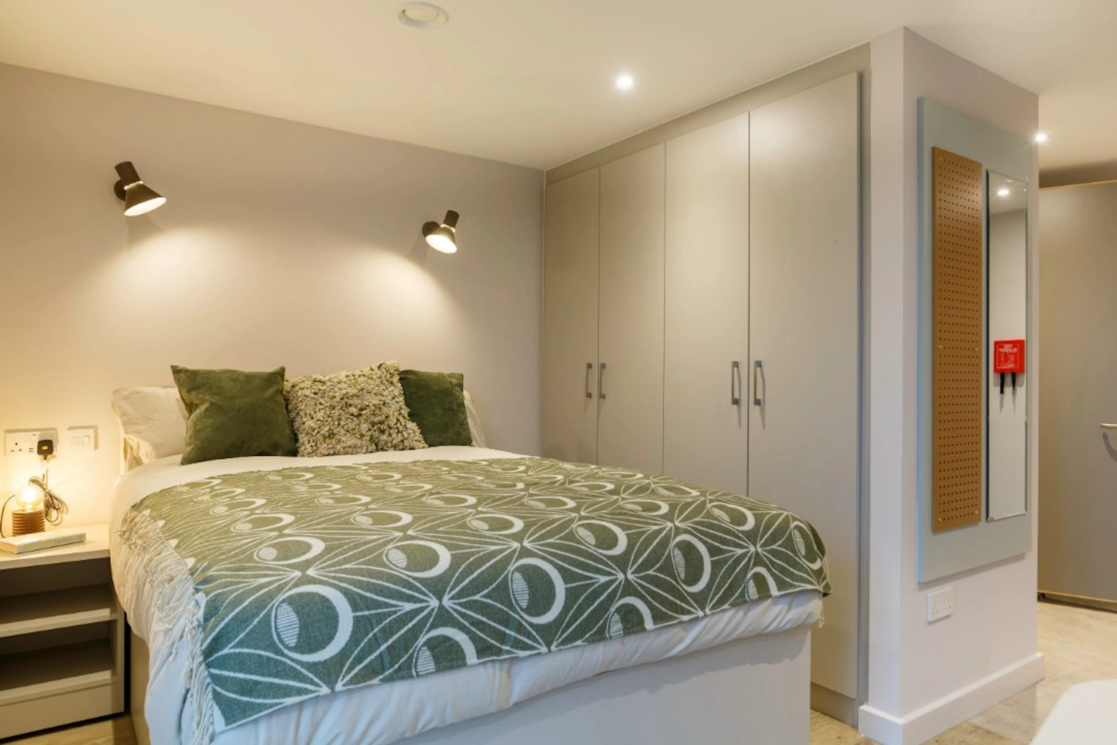 Premium One Bed Apartment ROOM 4