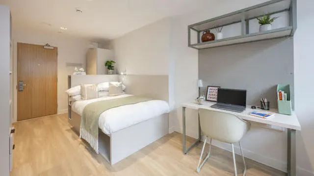 Premium Plus Ensuite room image 1