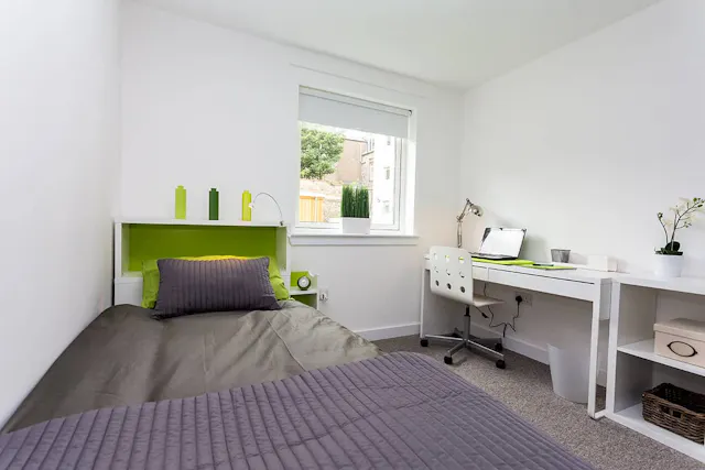 Premium Plus – Large 4 Bed Flats room image 1