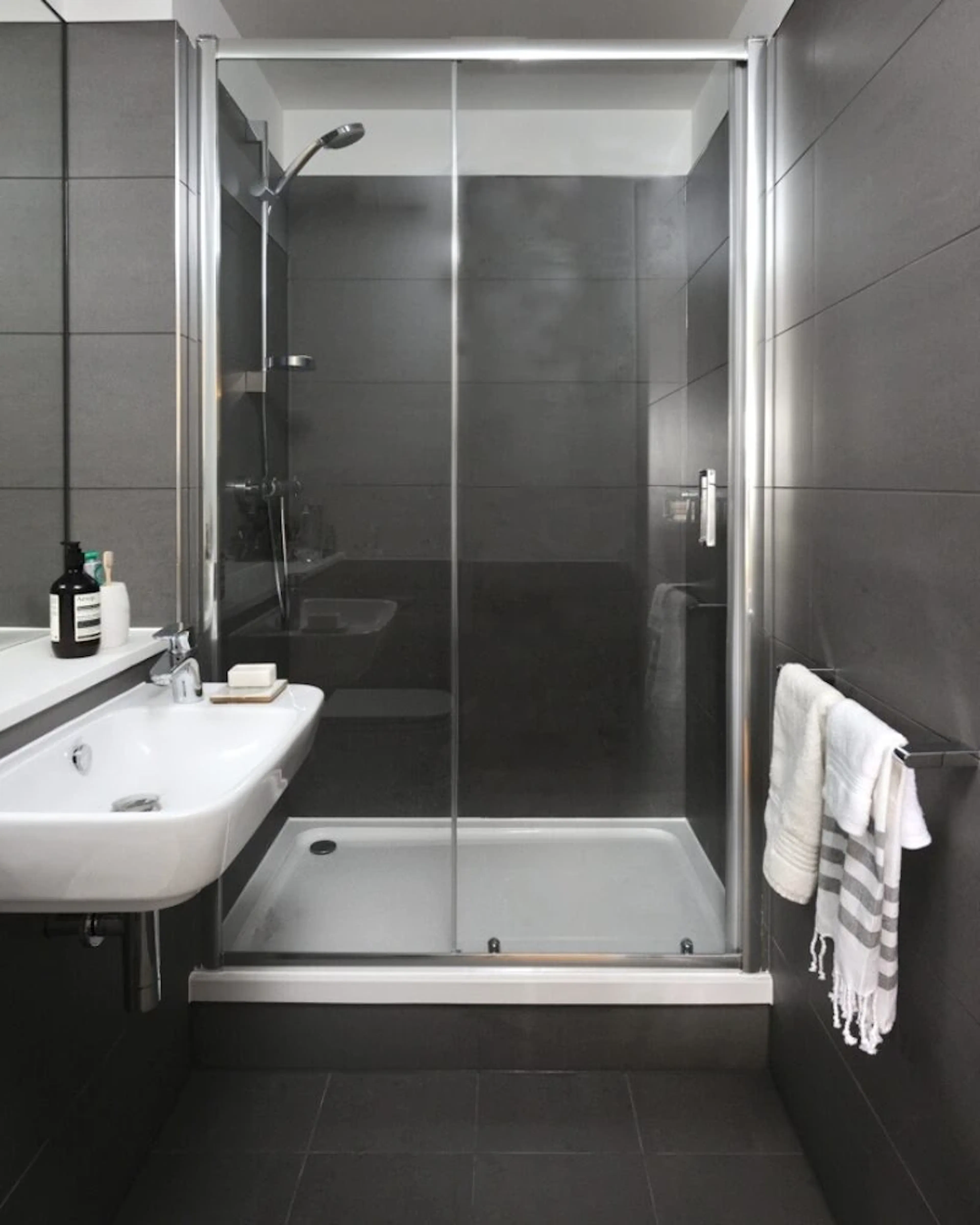 Deluxe Studio BATHROOM 3