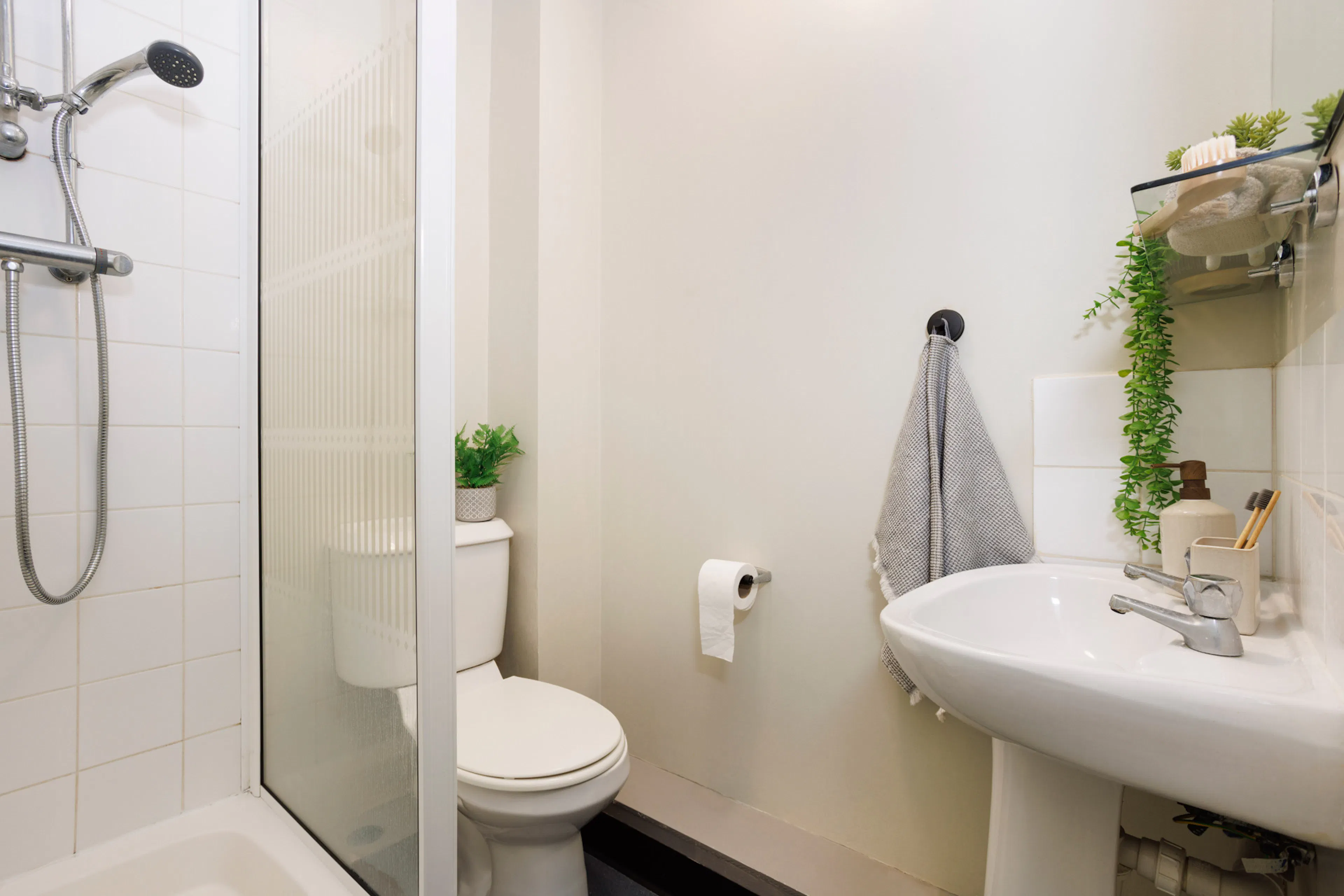 Deluxe Studio BATHROOM 4