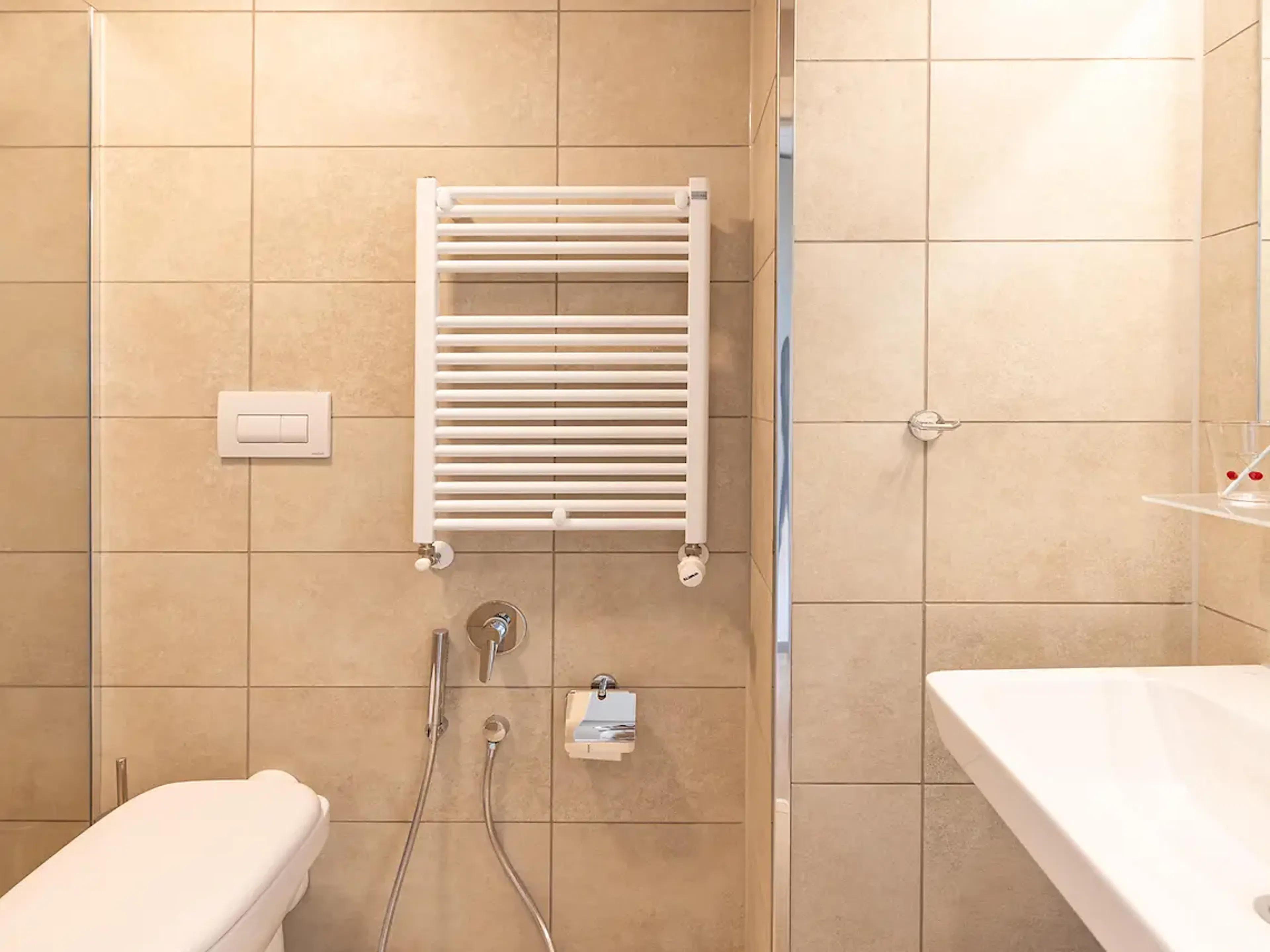 Premium Studio - Courtyard View BATHROOM 4