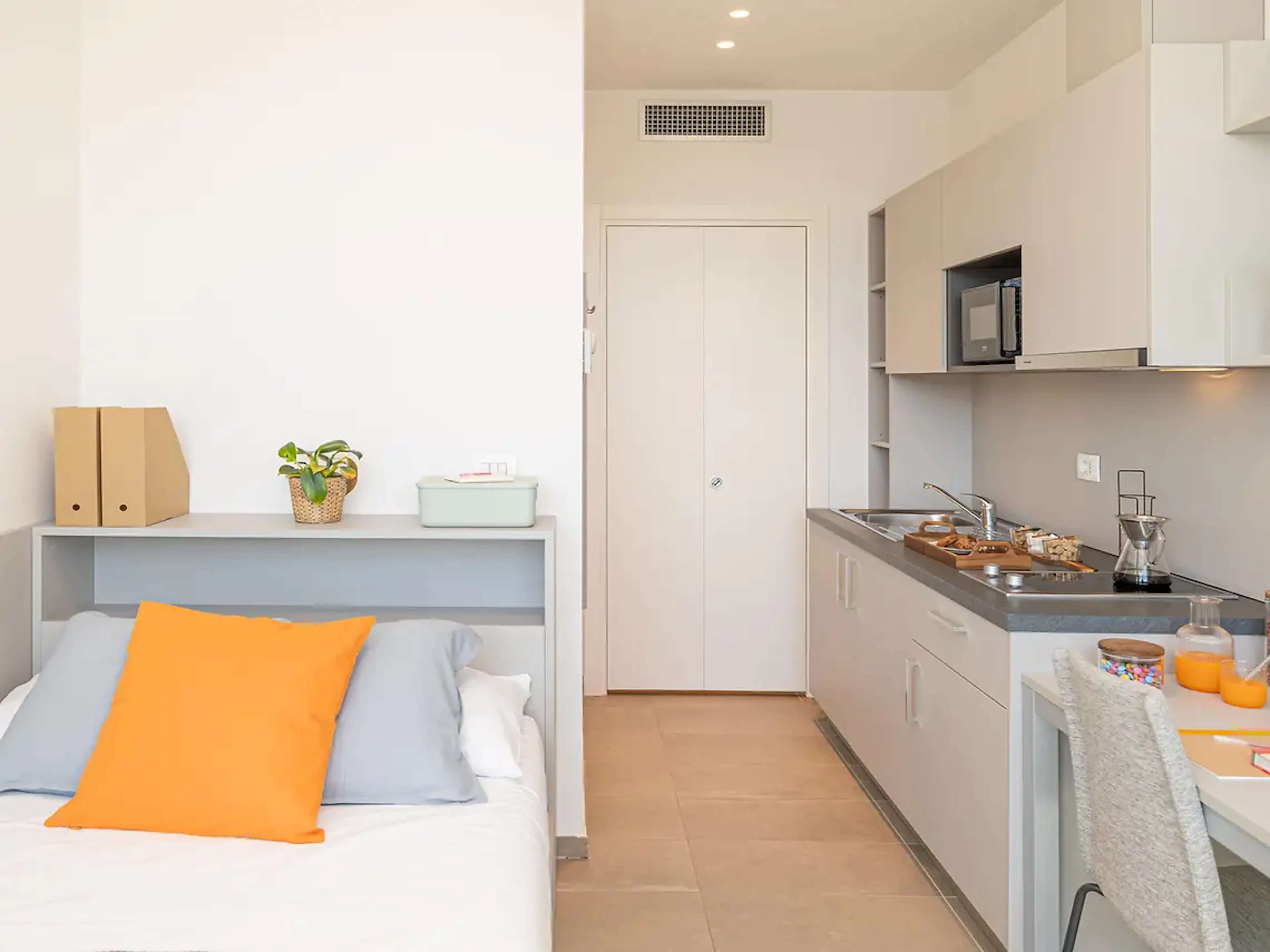 Premium Studio - Courtyard View KITCHEN 2