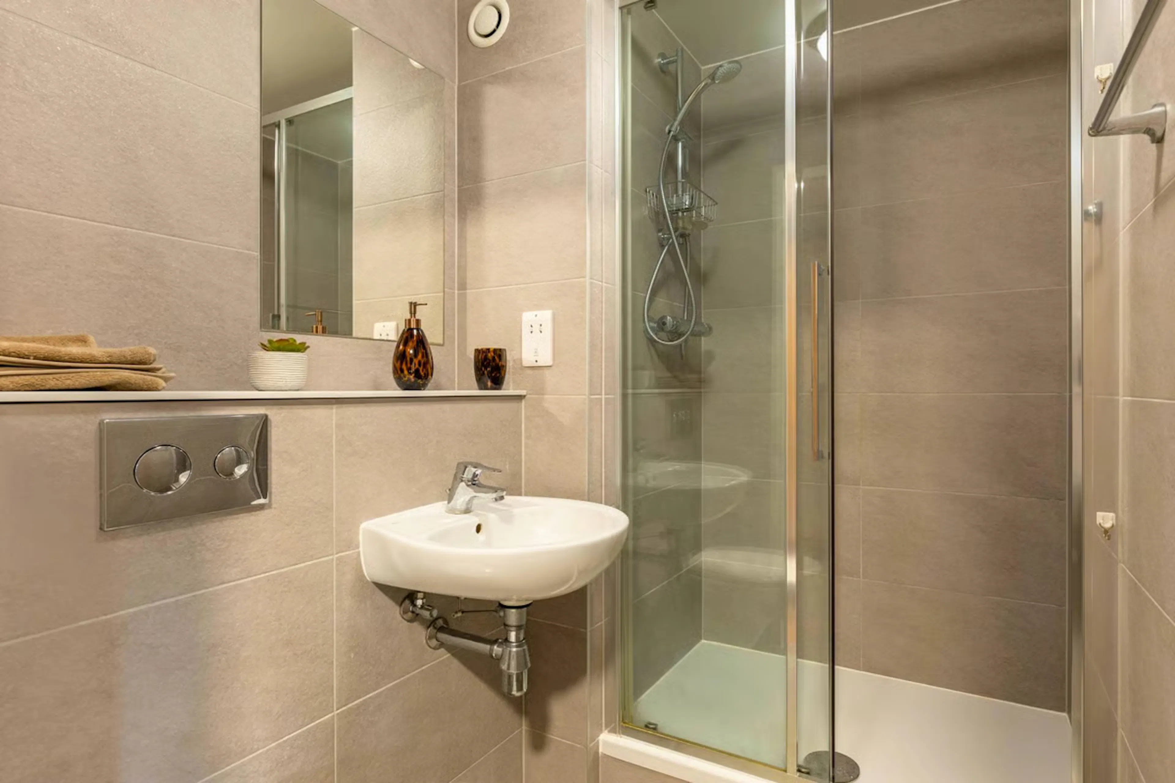 Premier Studio Plus BATHROOM 2