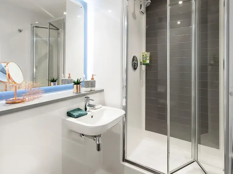 Deluxe Studio BATHROOM 2