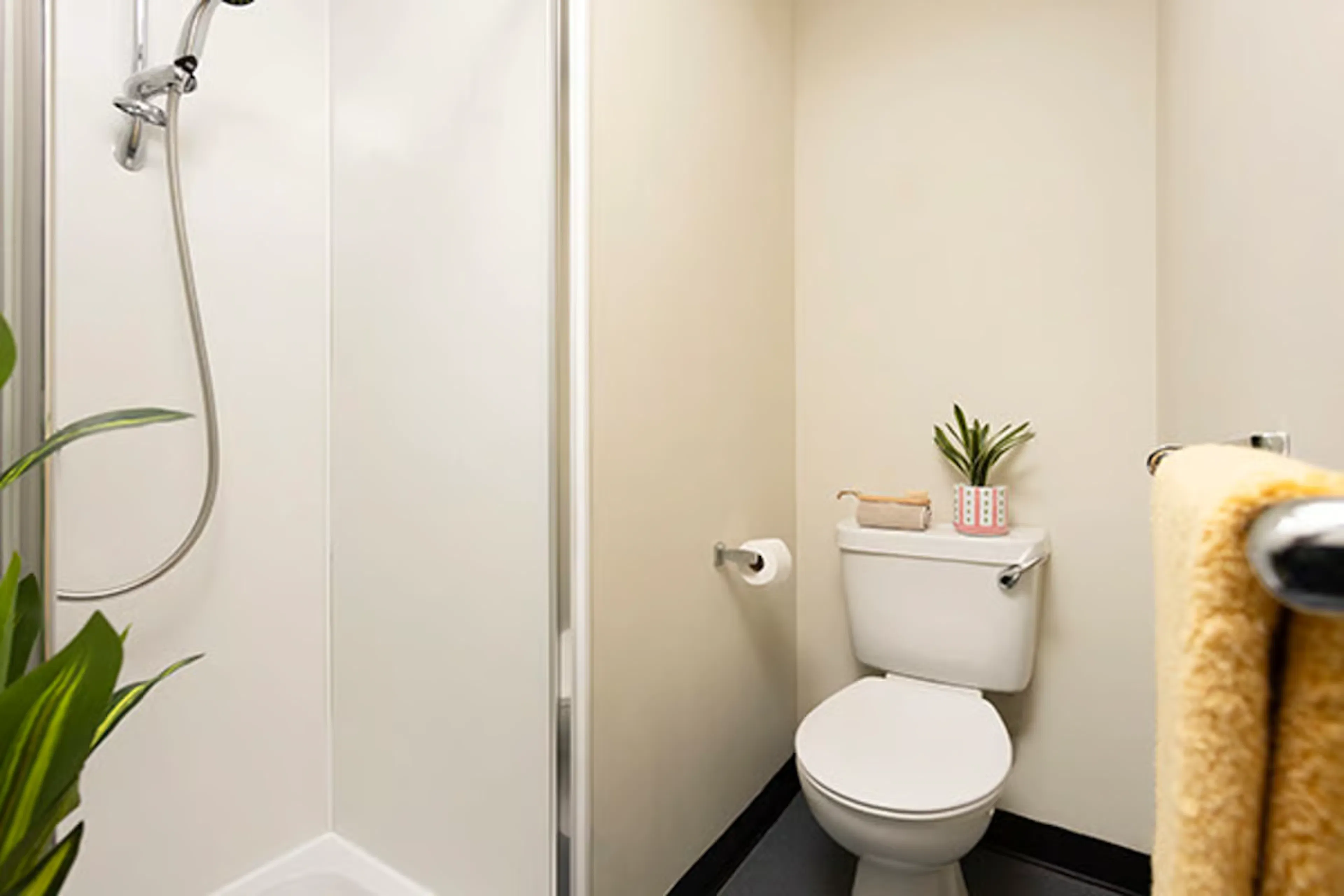Premium Studio BATHROOM 2