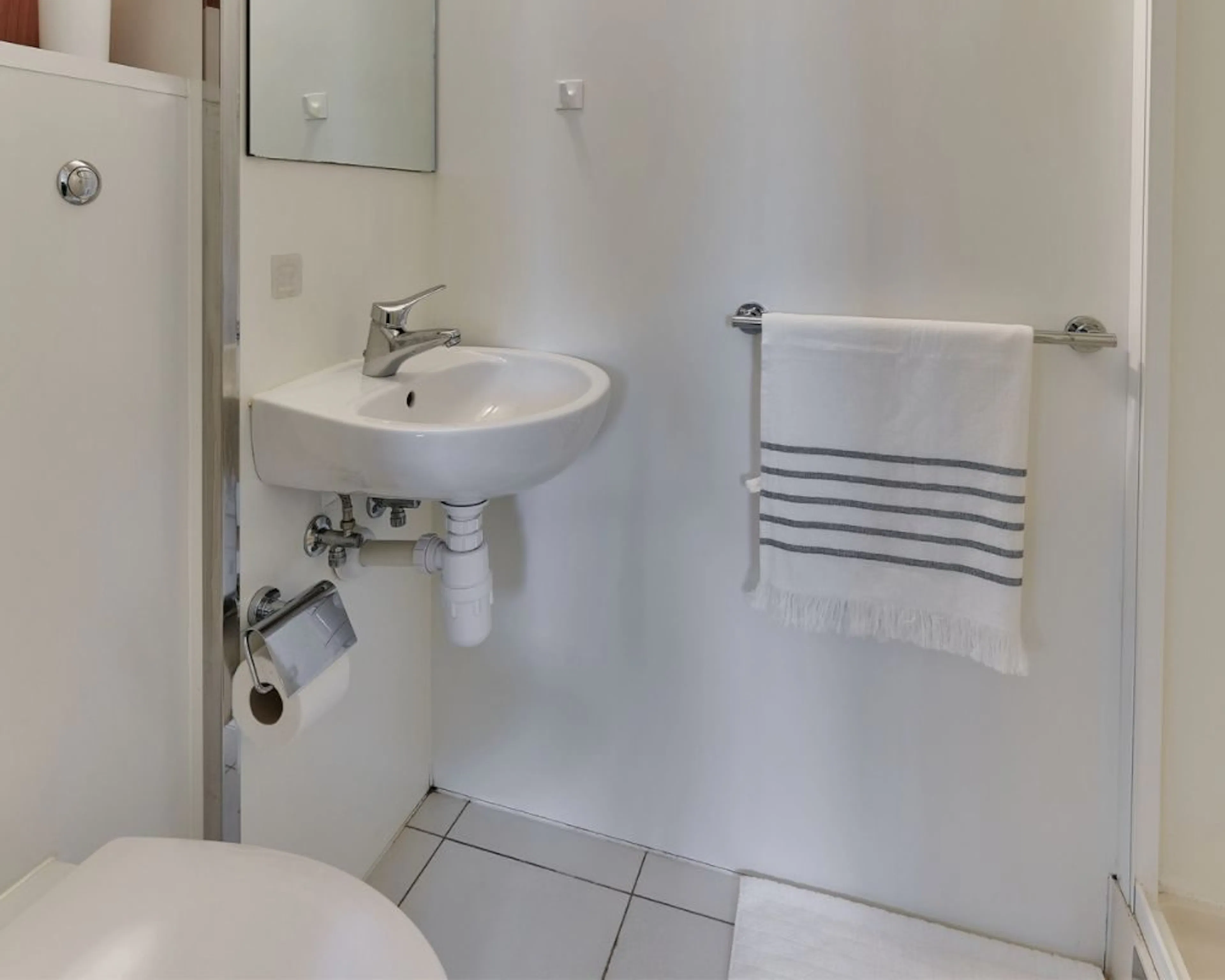 Deluxe Studio BATHROOM 2