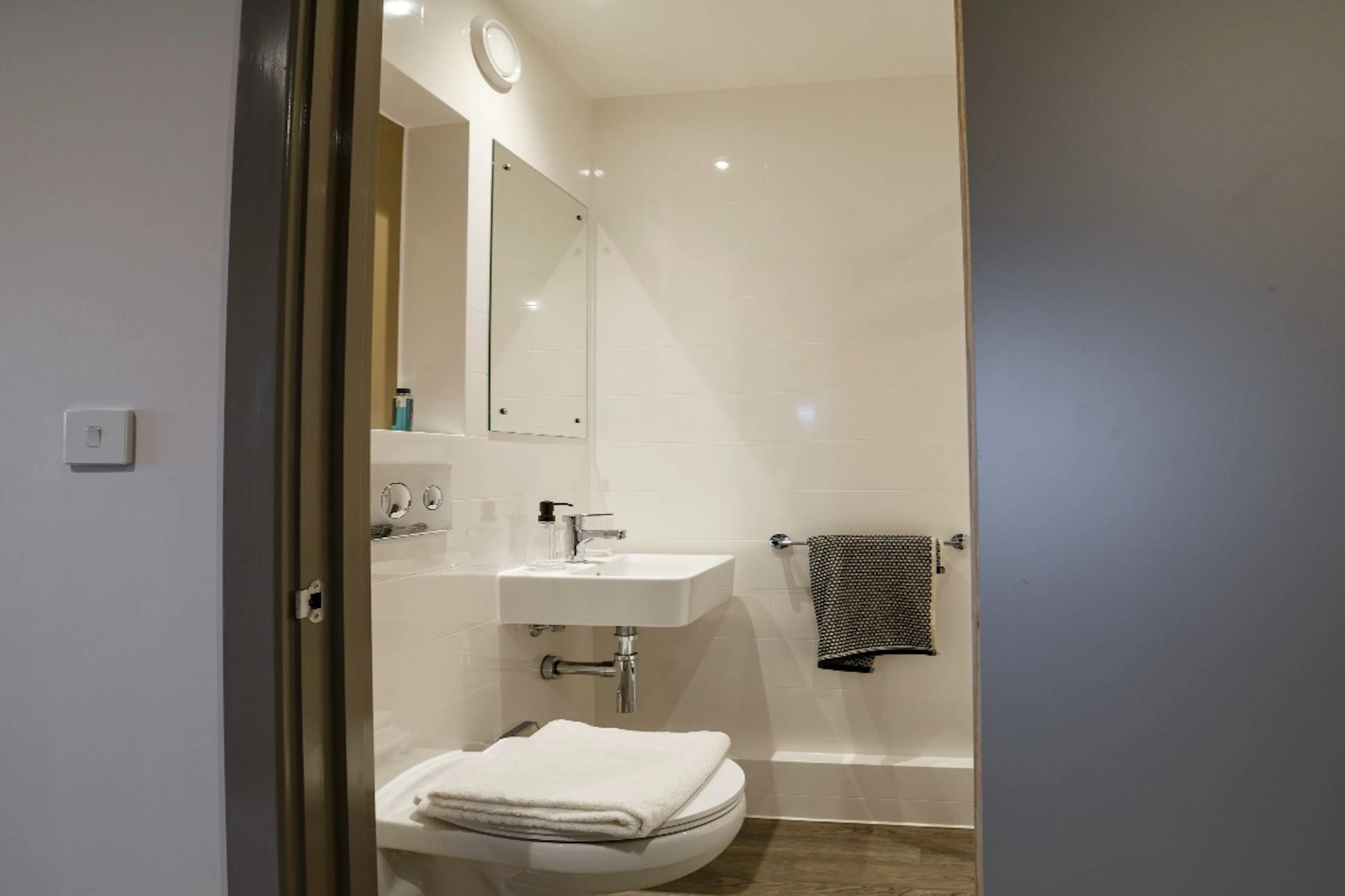 Premium Studio BATHROOM 3