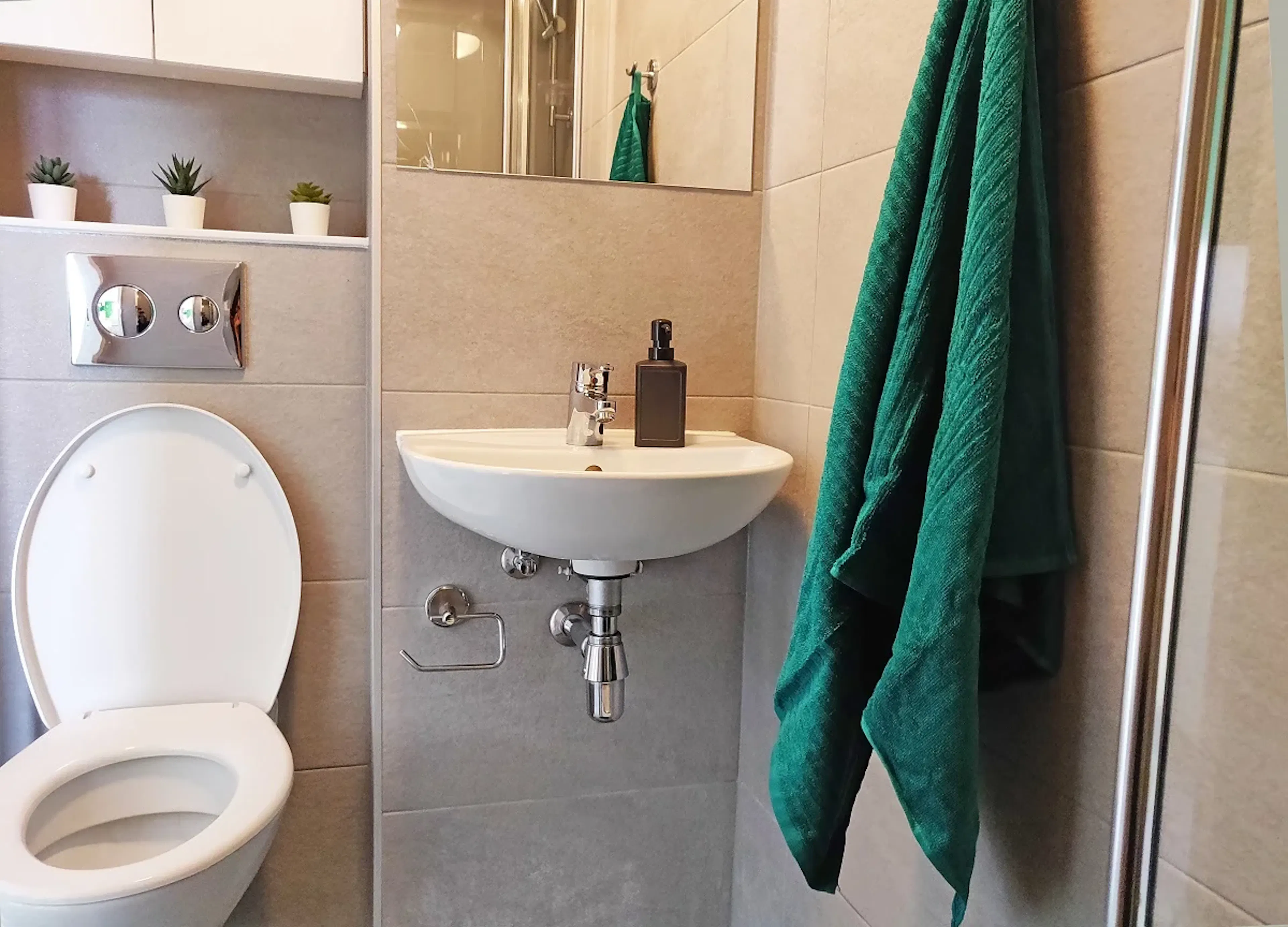 Deluxe Studio BATHROOM 4