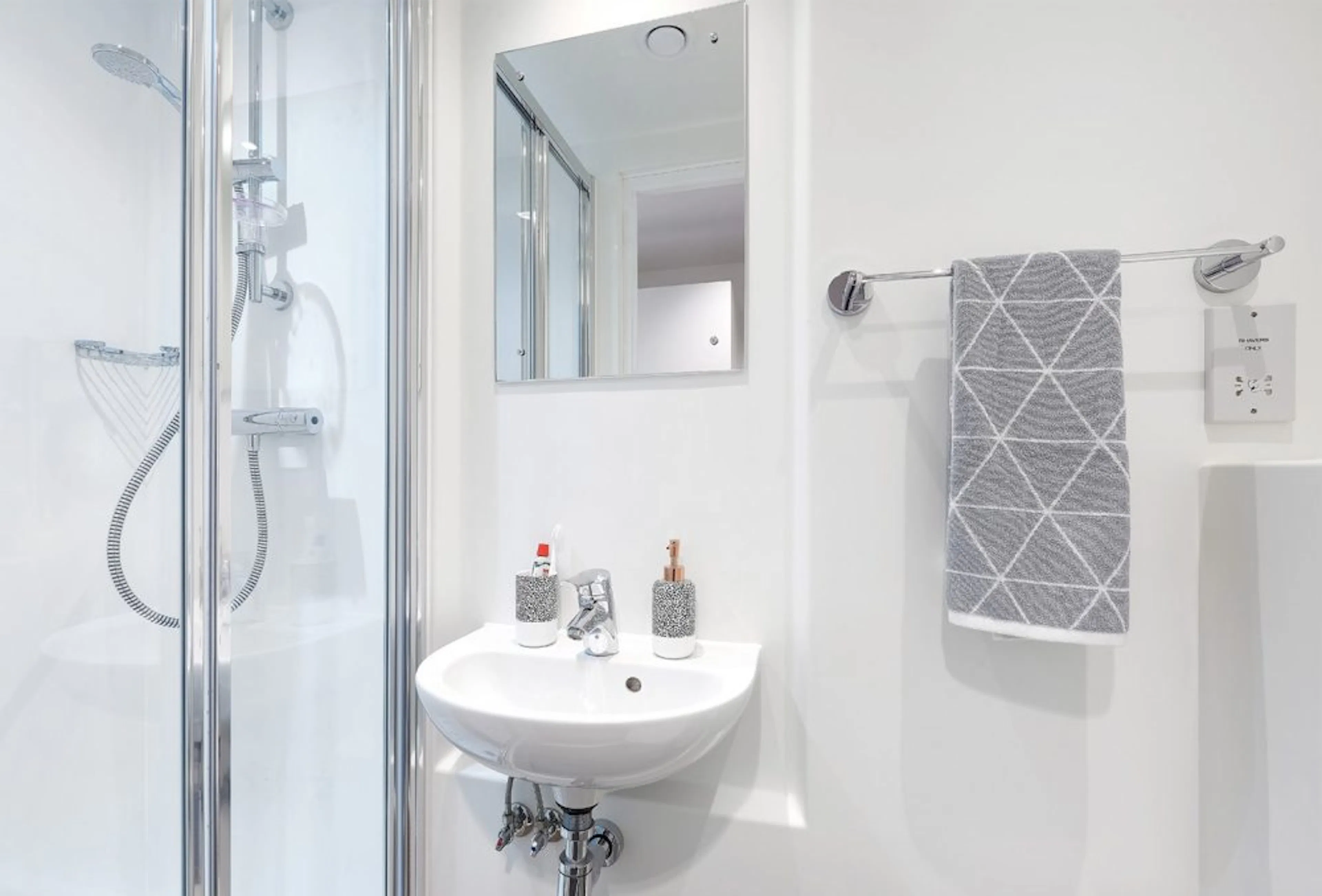 Deluxe Studio BATHROOM 2