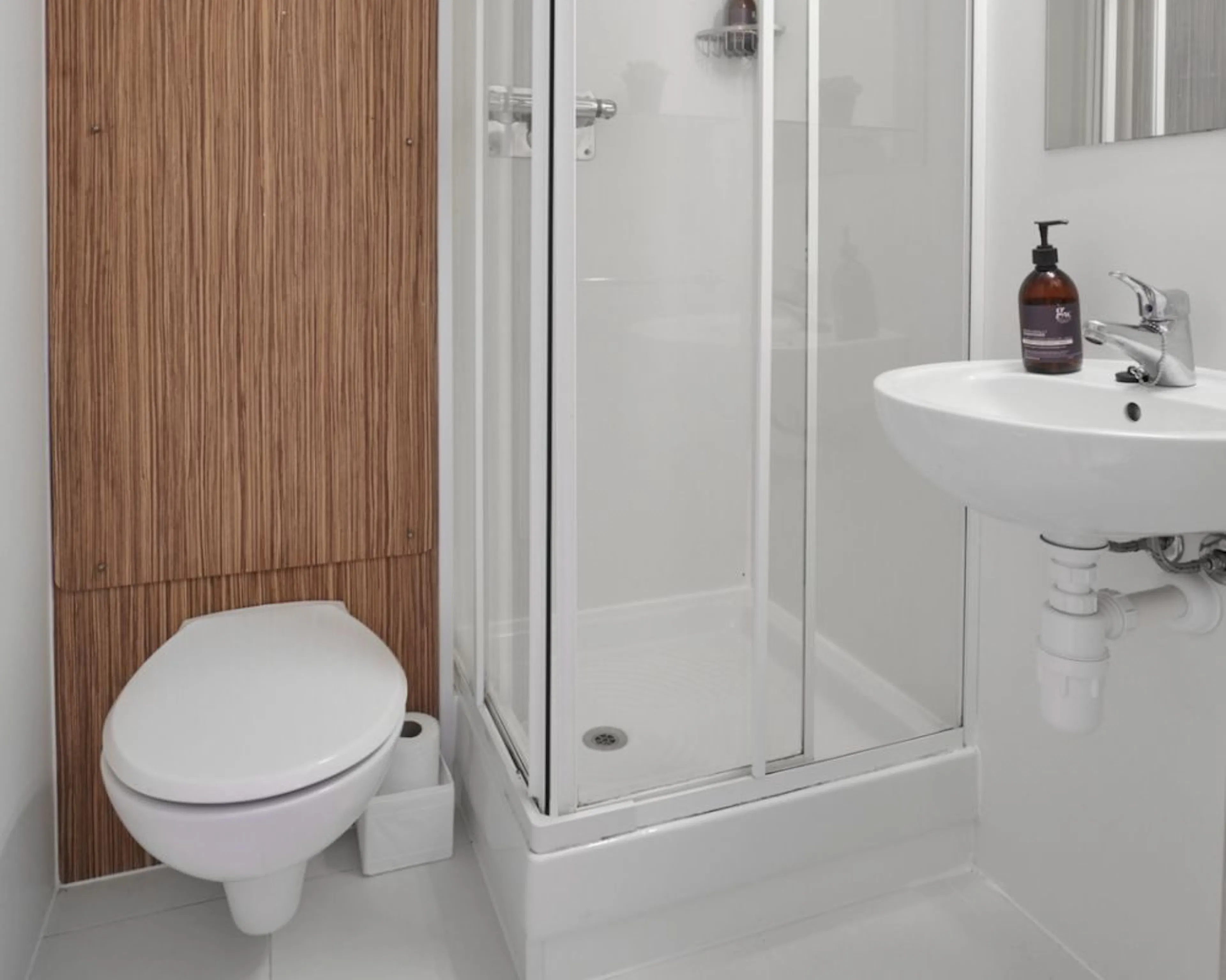 Deluxe Studio BATHROOM 2