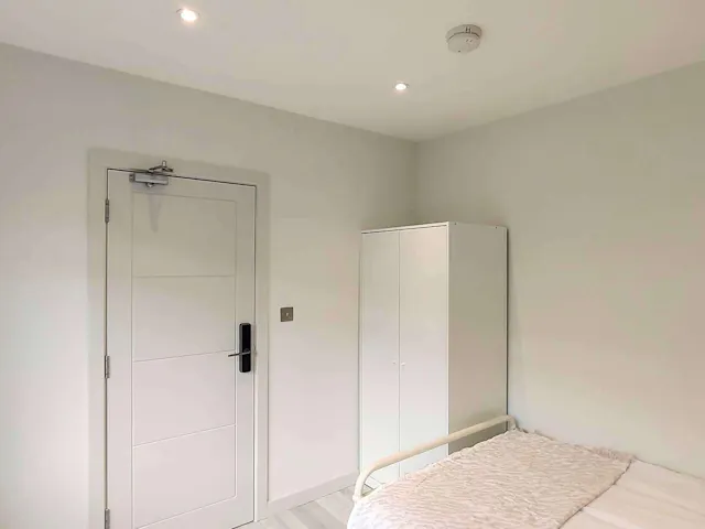 Room 1 Shared Bathroom room image 2
