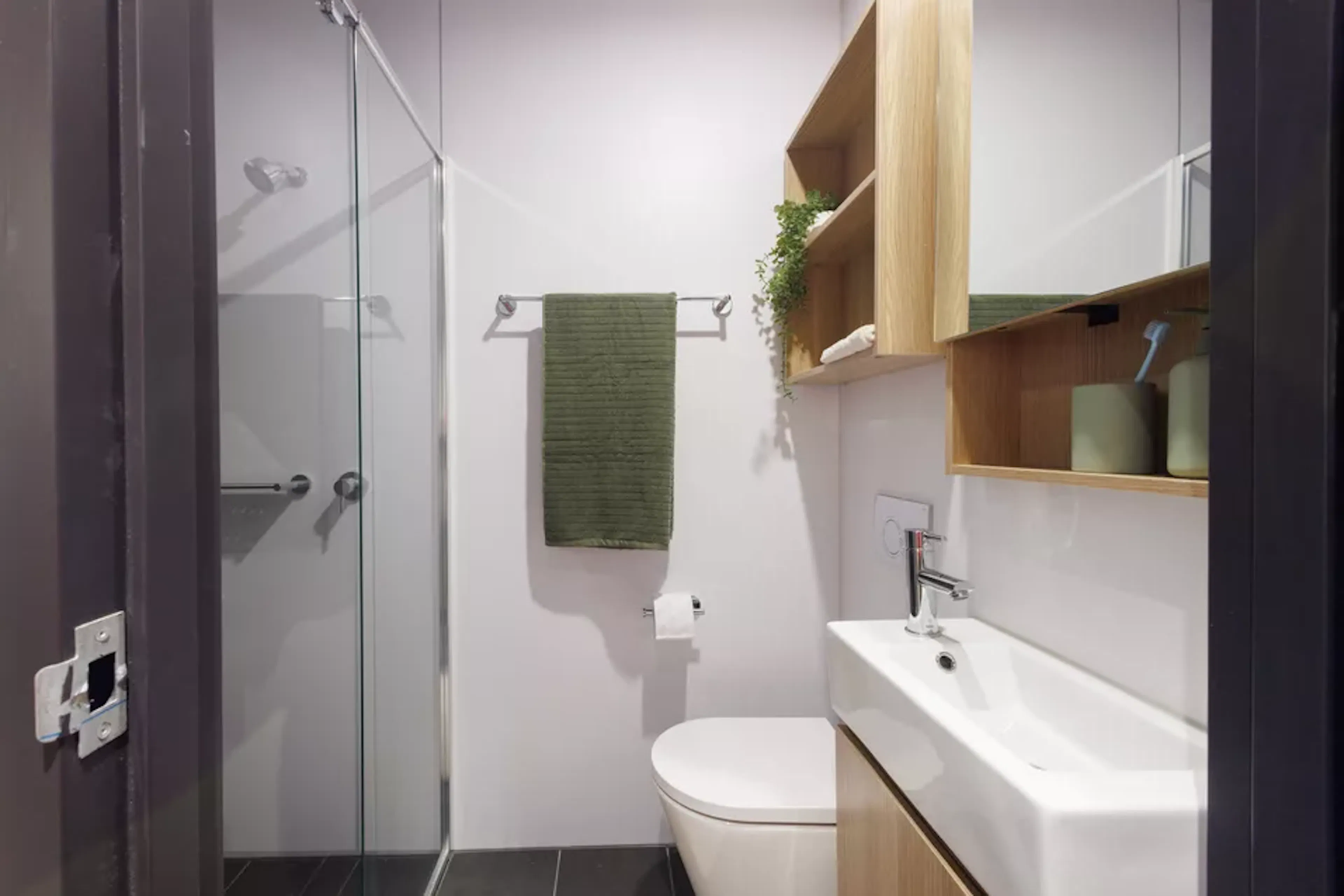 Quad 4 Bedroom Ensuite BATHROOM 3