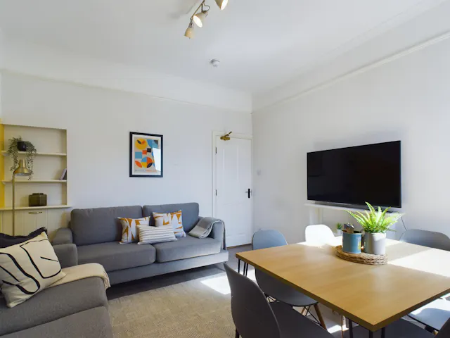 6 Bed Apartment room image 7
