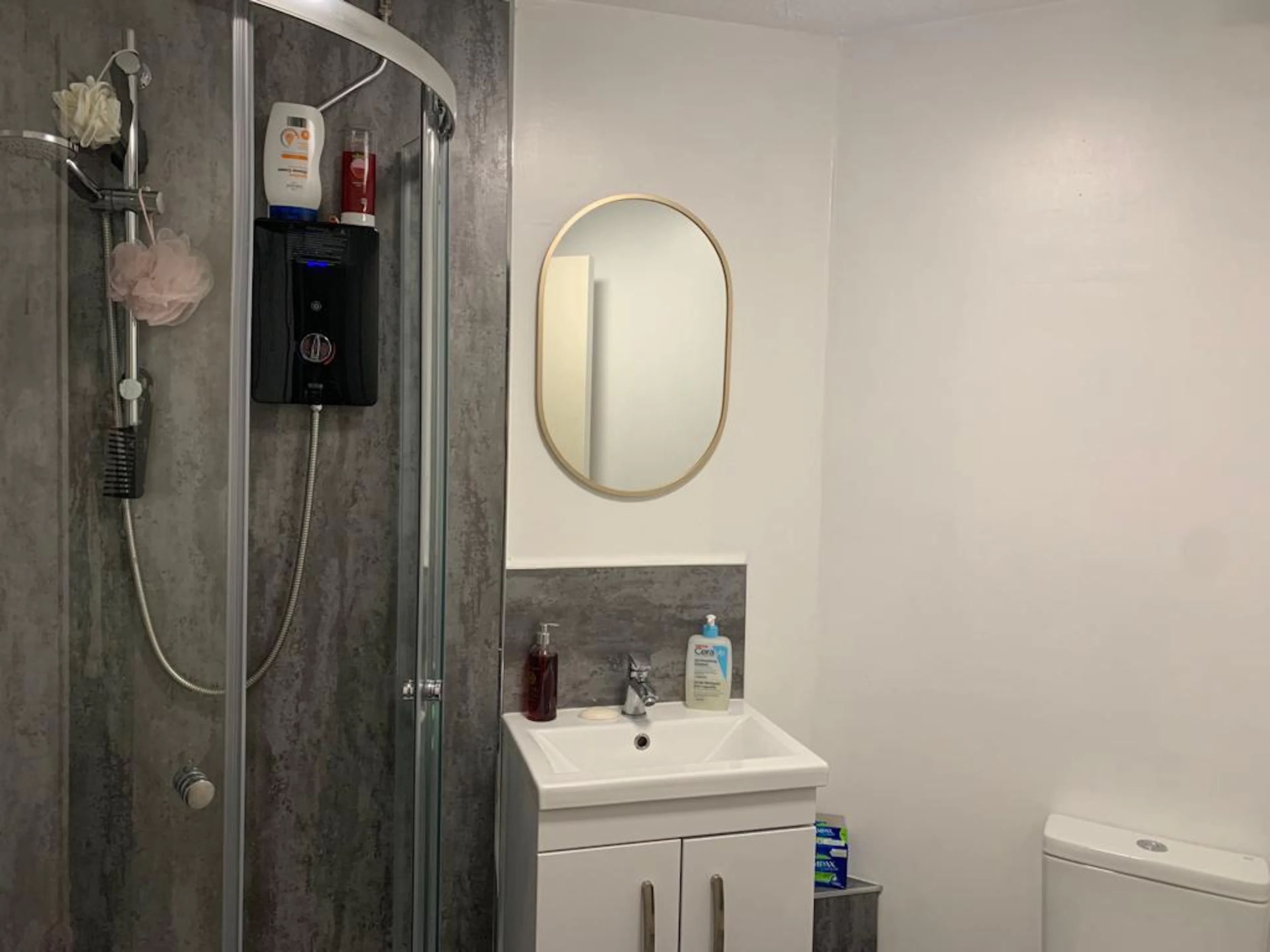 6 Bedroom Apartment BATHROOM 2