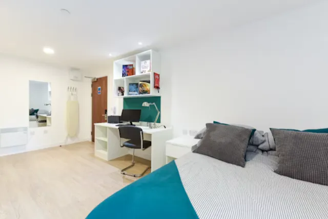 Silver Studio room image 1