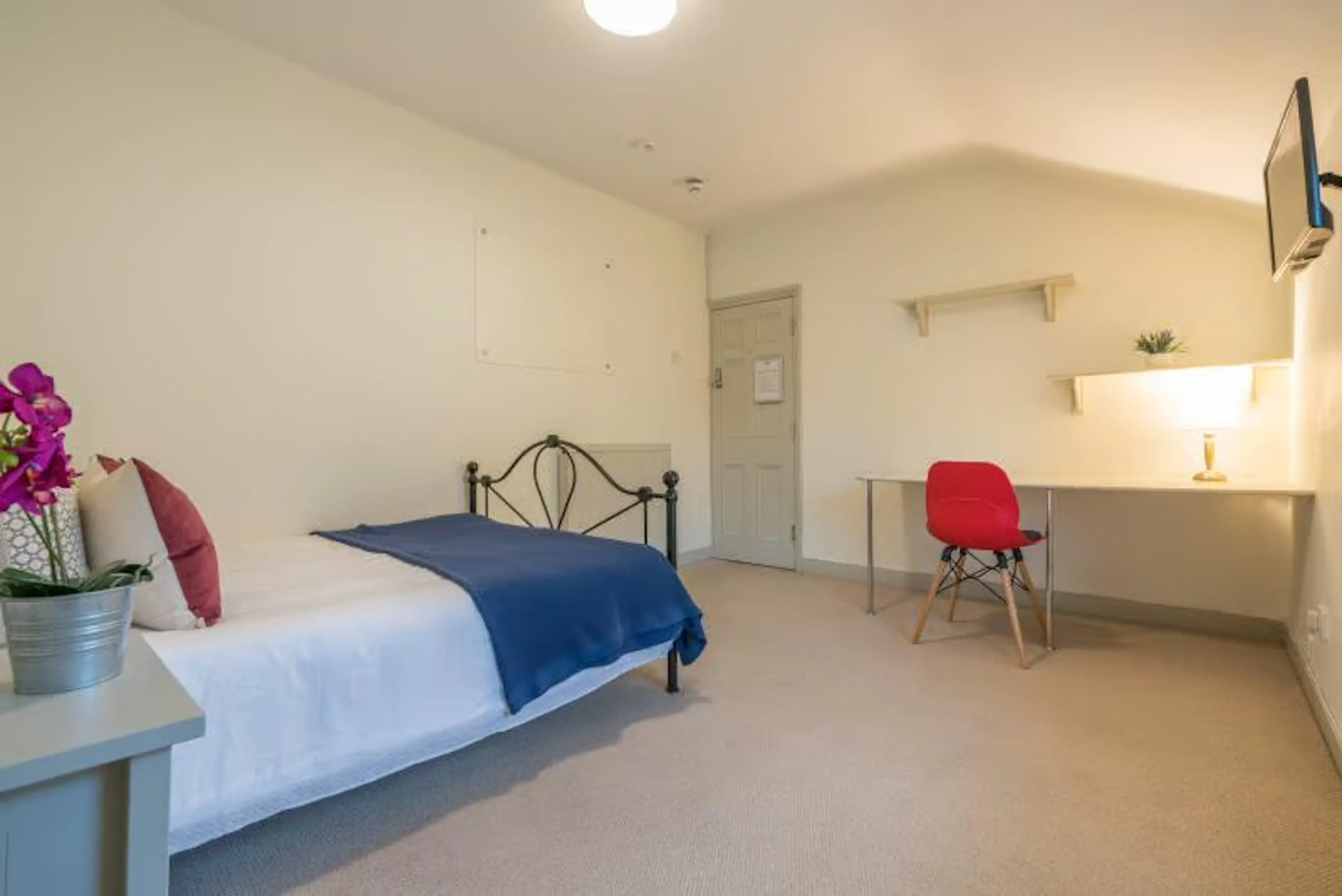 7 Bedroom Apartment ROOM 1