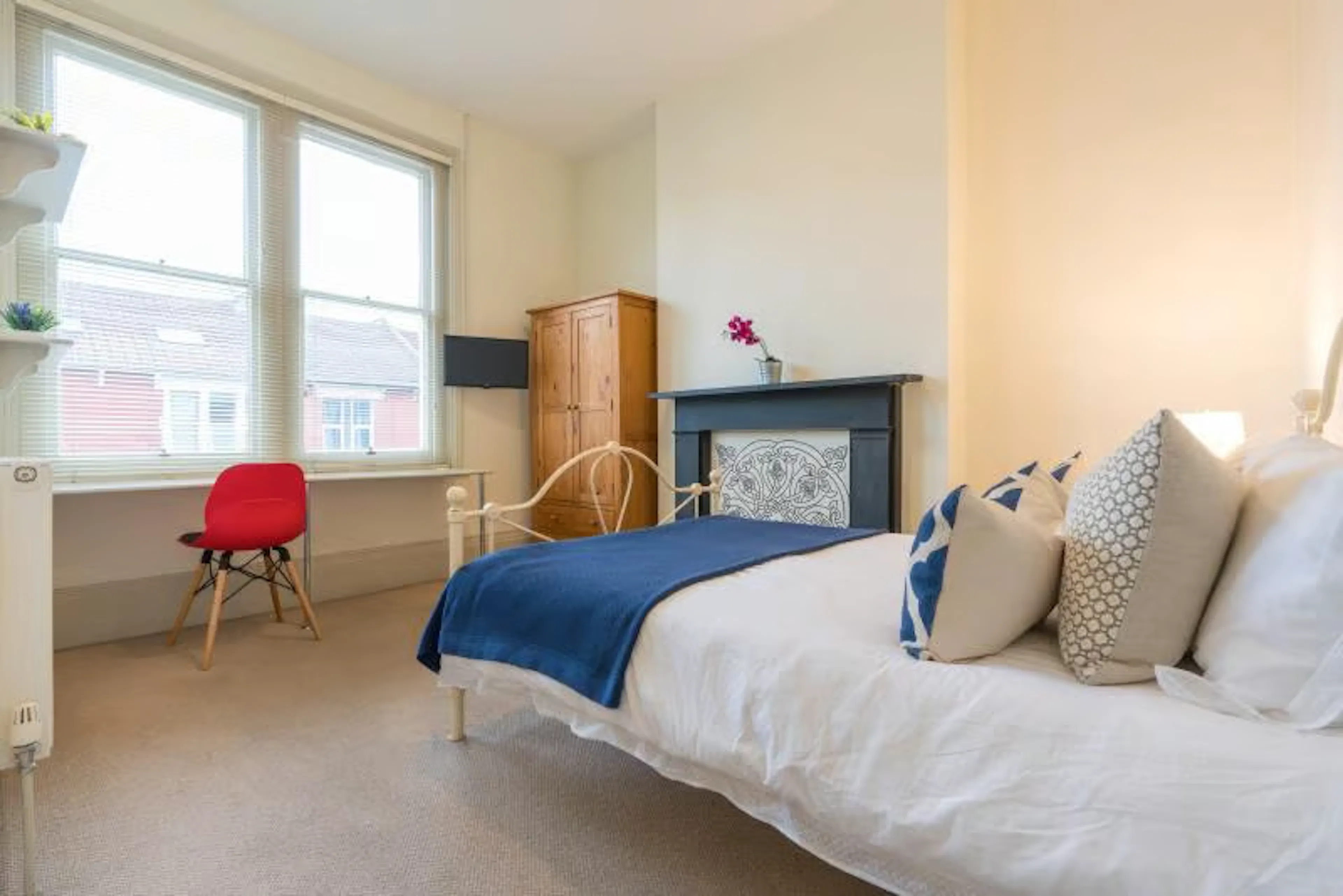 7 Bedroom Apartment ROOM 2