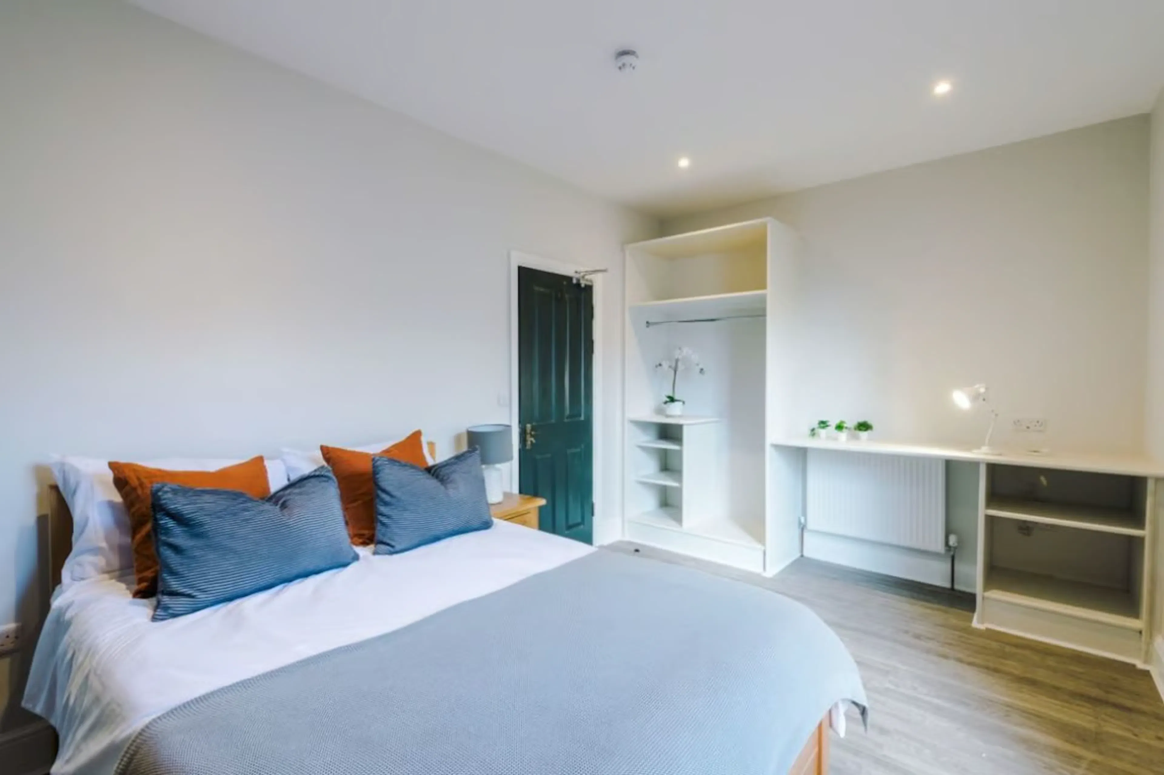 6 Bedroom Apartment ROOM 2