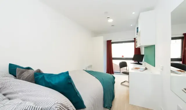 Silver Two Bedroom Apartment room image 1