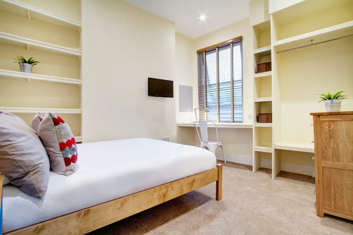 5 Bedroom Apartment ROOM 1