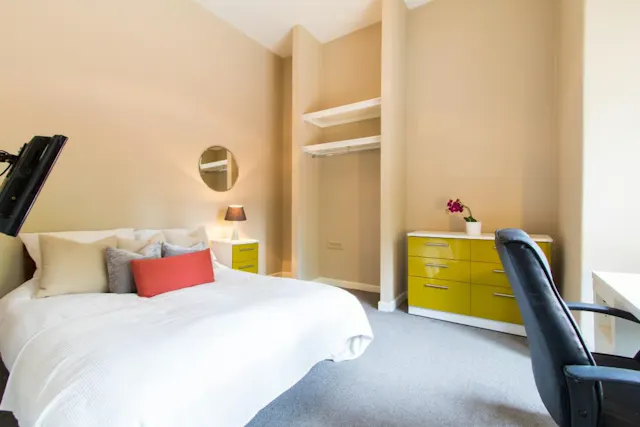 Flat 2, 6 Bedroom Apartment room image 2