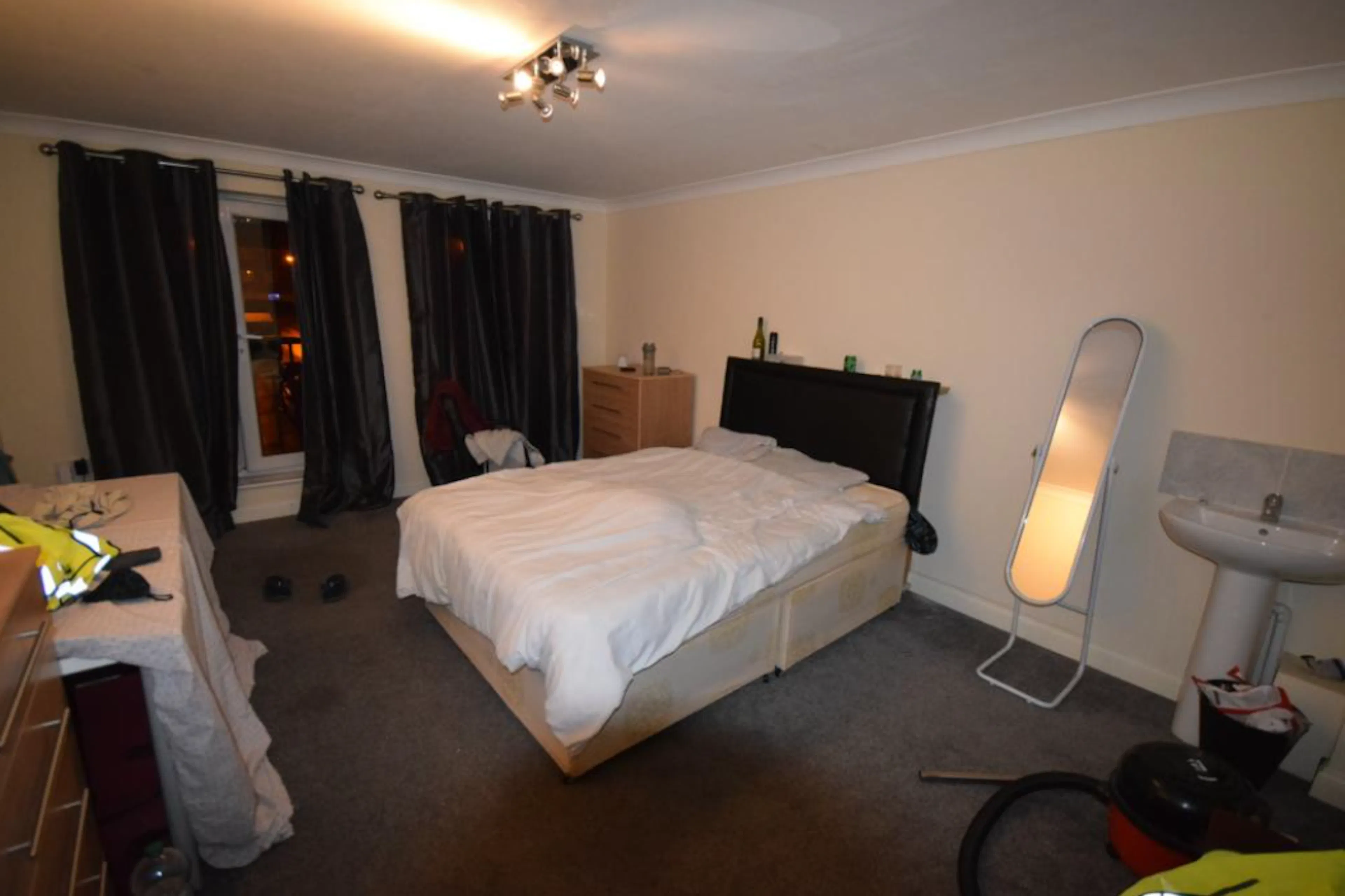 5 Bedroom Apartment ROOM 2