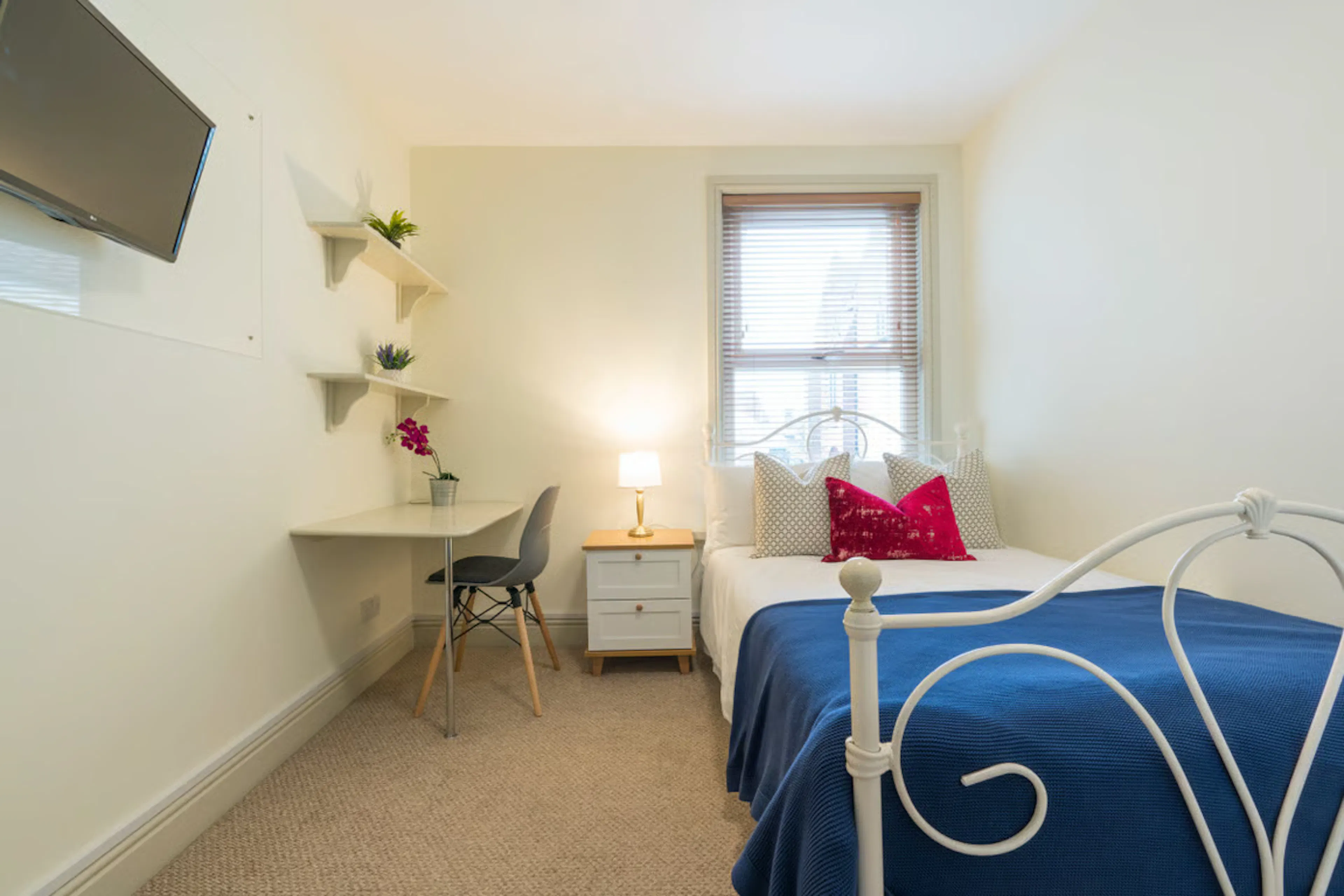 7 Bedroom Apartment ROOM 4