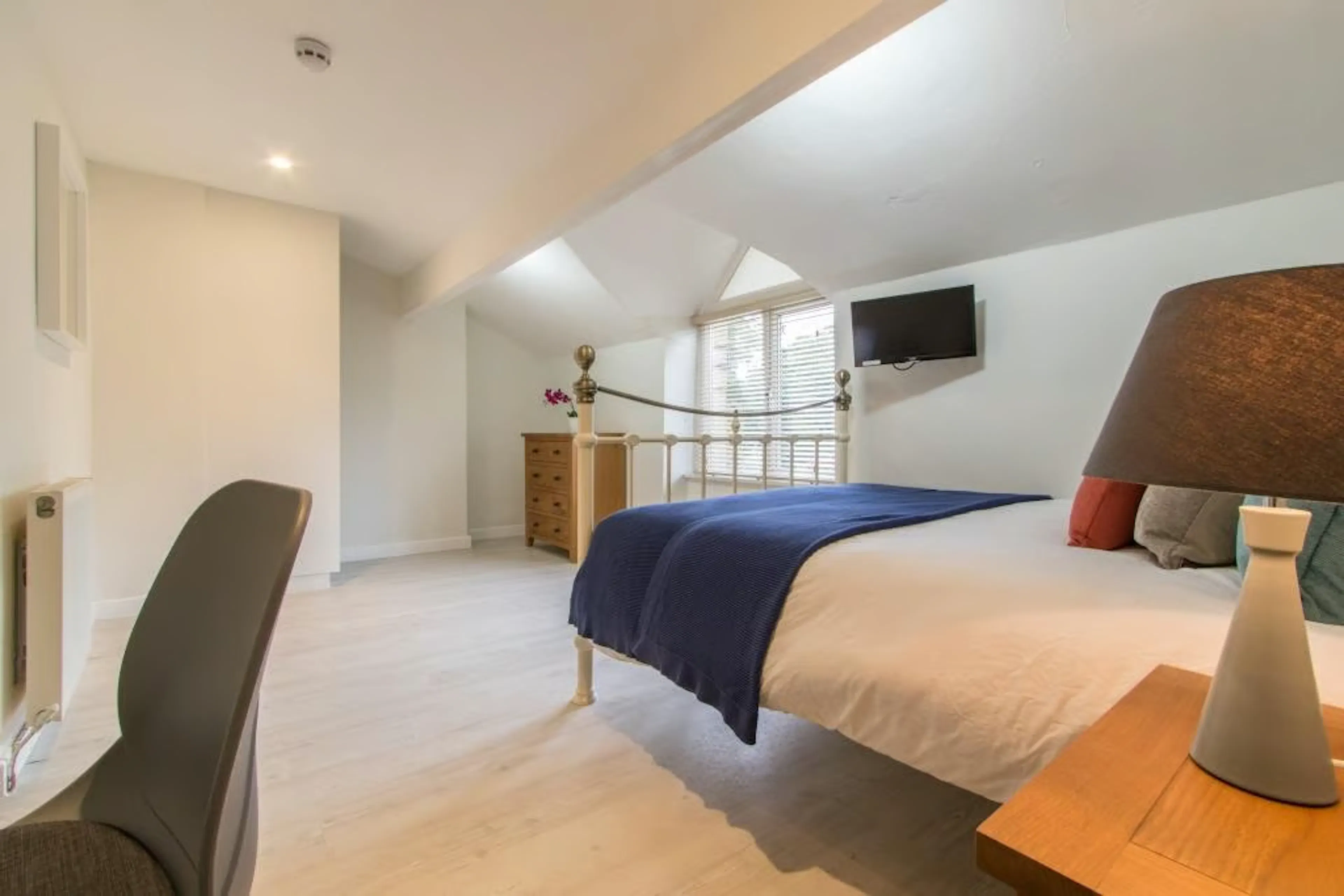 6 Bedroom Apartment ROOM 1