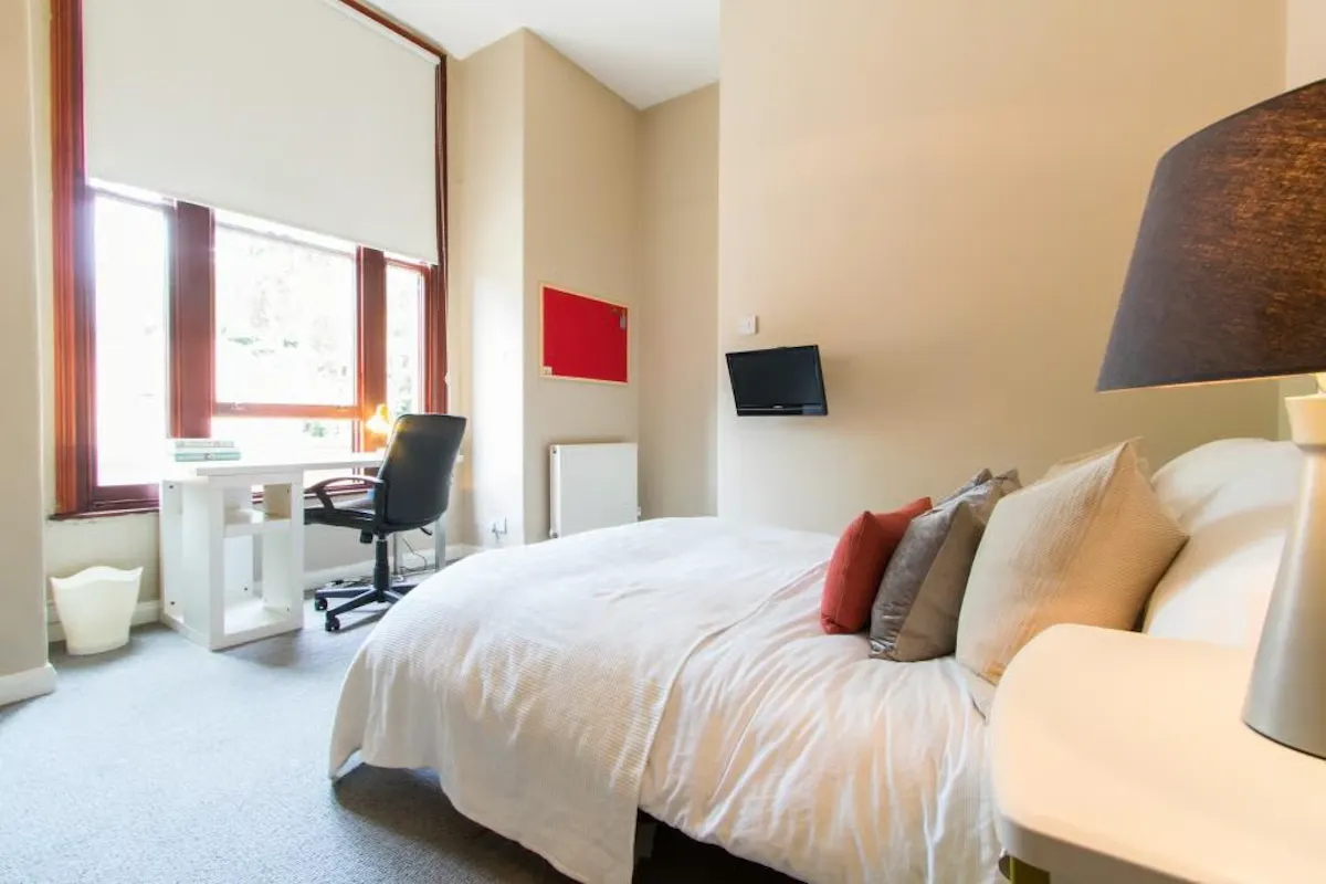 Flat 2, 6 Bedroom Apartment ROOM