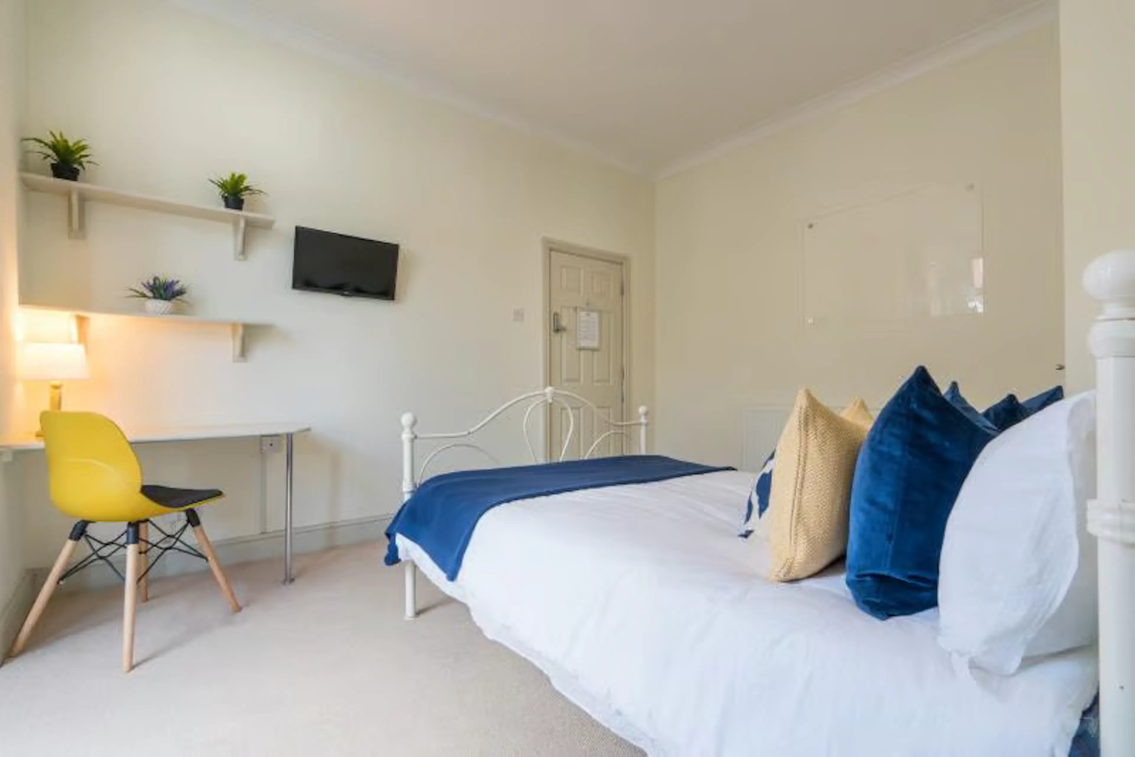 8 bedroom apartment ROOM 1