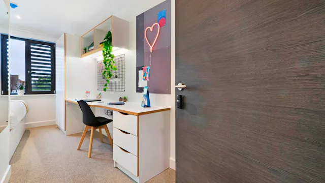 Bronze En-suite room image 2