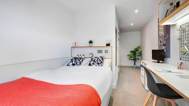 Deluxe En-suite room image 2