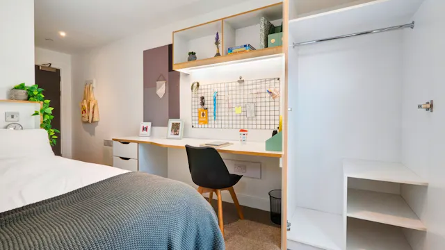 Gold En-suite room image 1