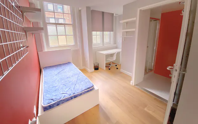 Premium Ensuite room image 1
