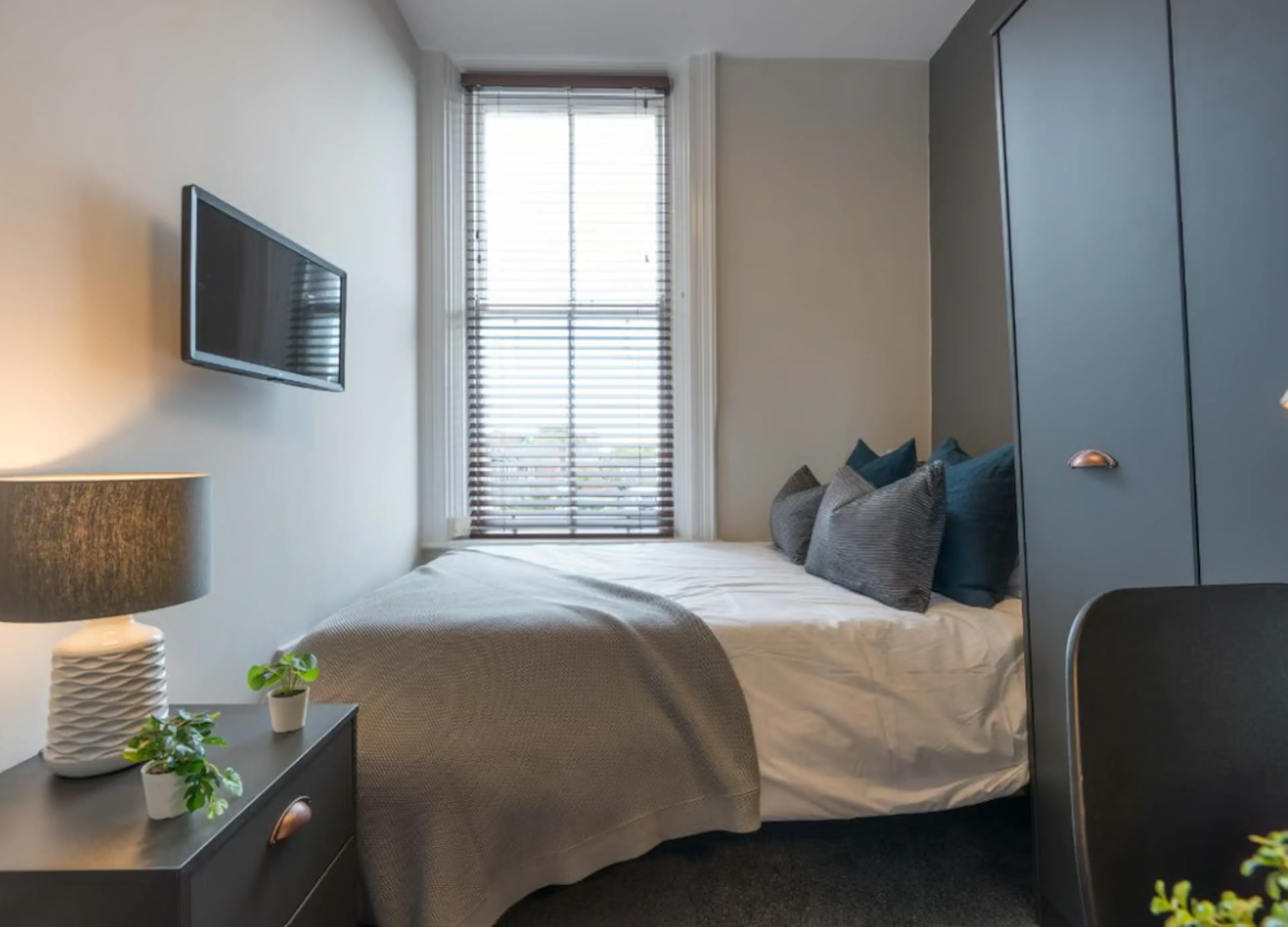 6 Bedroom Apartment ROOM 1