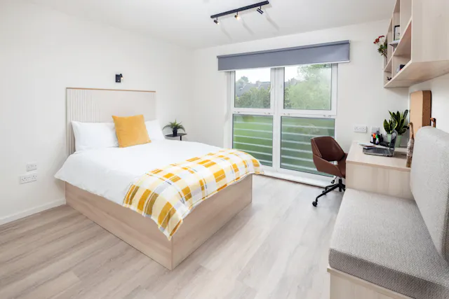 Silver En-suite room image 1