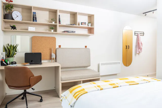 Silver En-suite room image 2