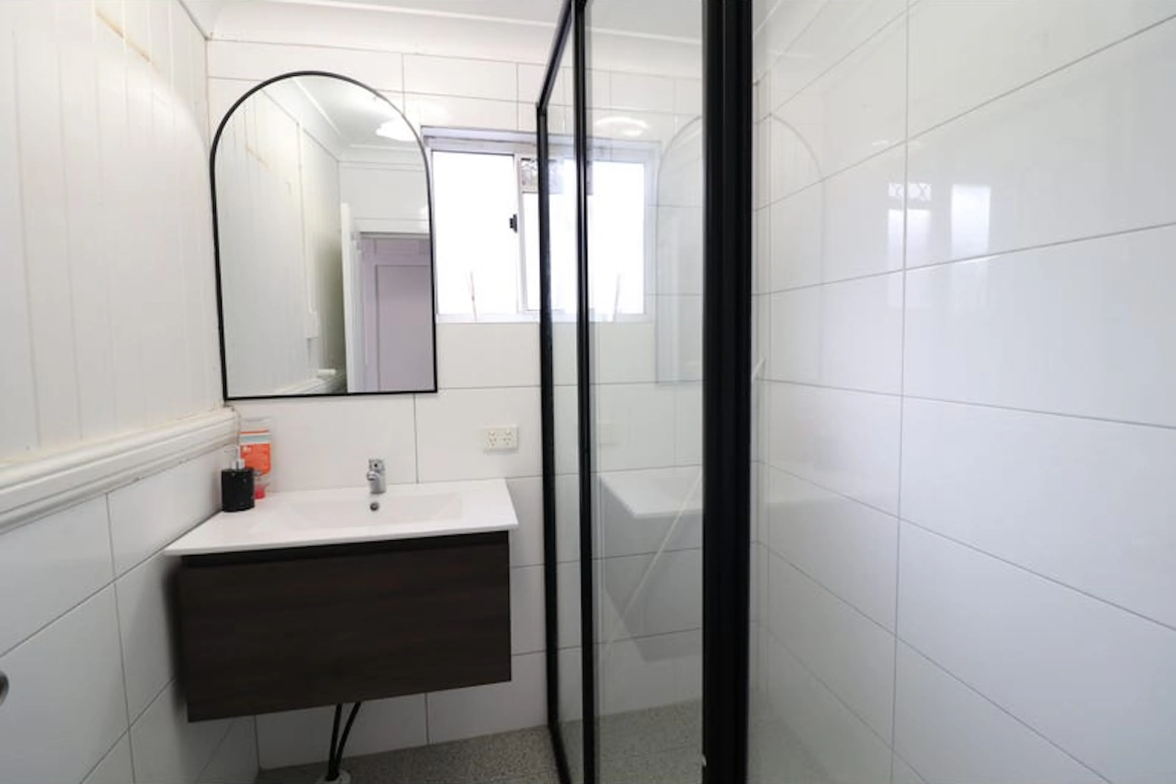 Refreshing Single Room BATHROOM 3