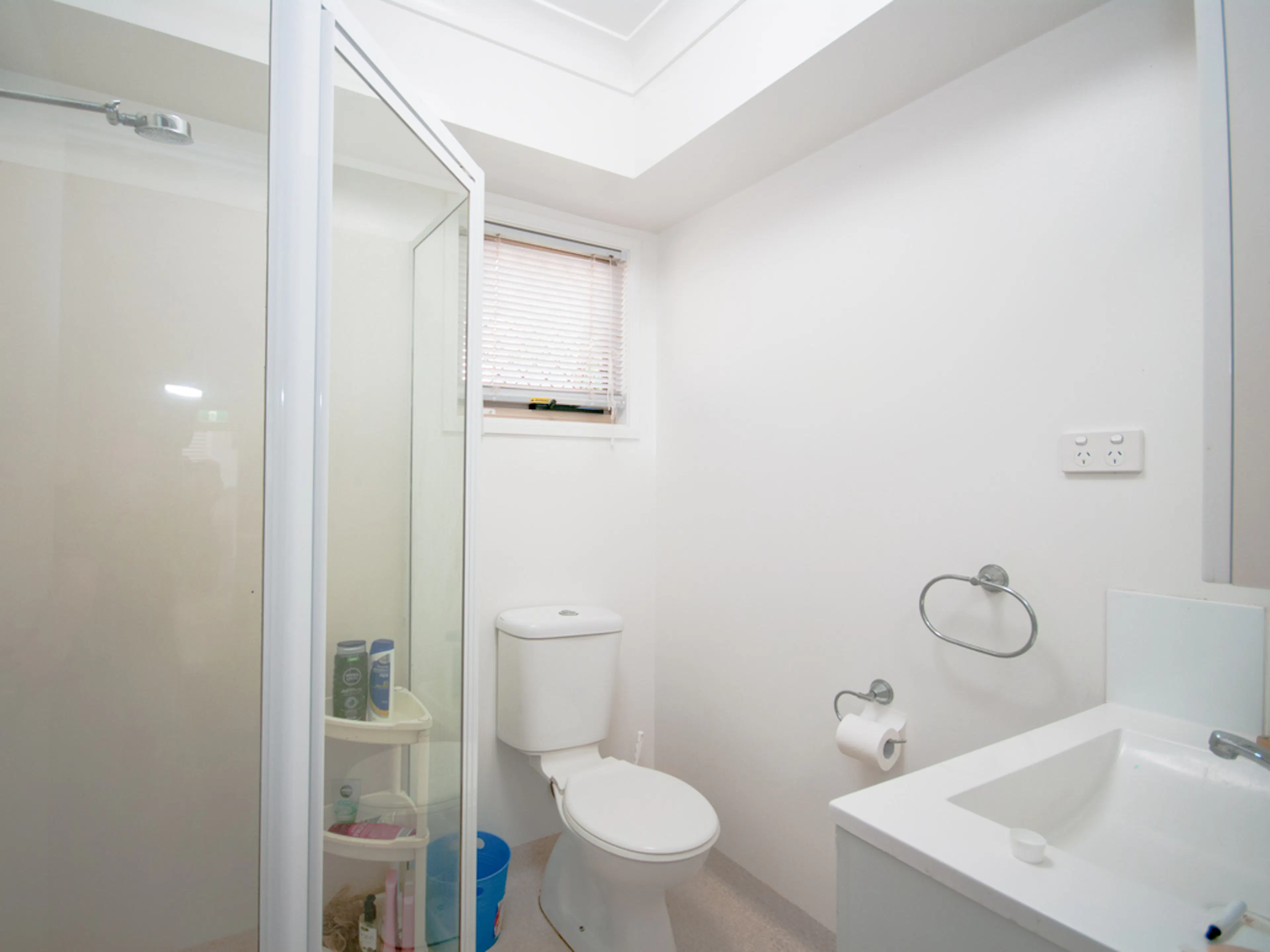 Refreshing Single Room BATHROOM 4