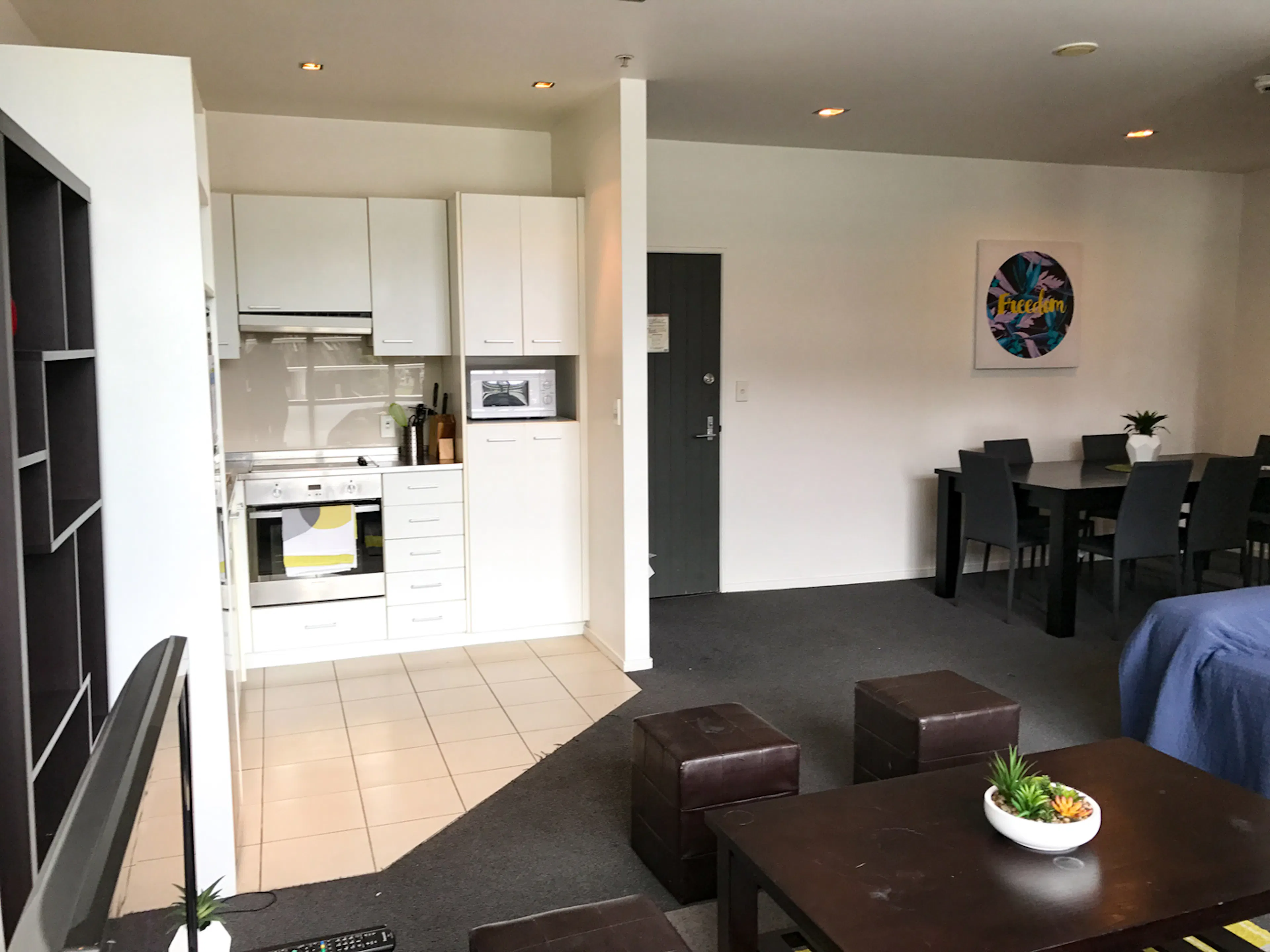 Apartment 102 (5 bedrooms & 2 bathrooms) KITCHEN 1