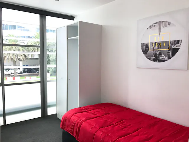 Apartment 102 (5 bedrooms & 2 bathrooms) room image 1