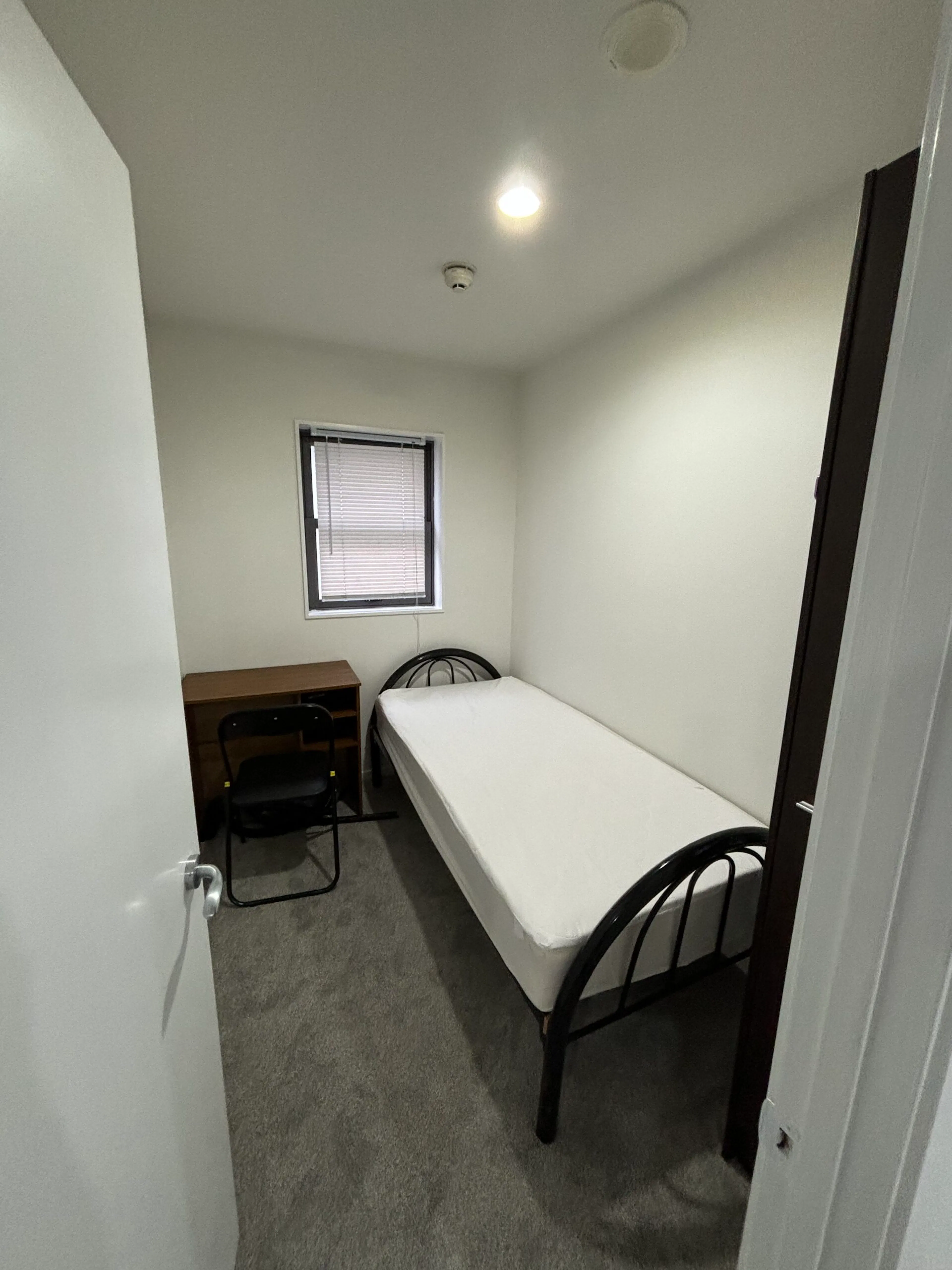Apartment 106 (3 Bedrooms & 1 Bathroom) ROOM 1