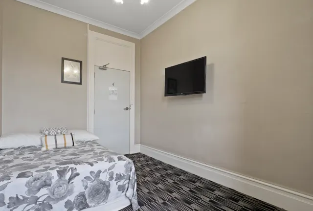 Room 17 (Ensuite) room image 2