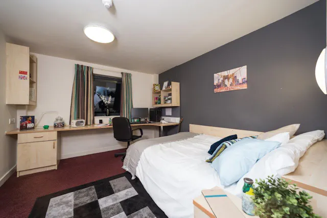 Premium Ensuite room image 2