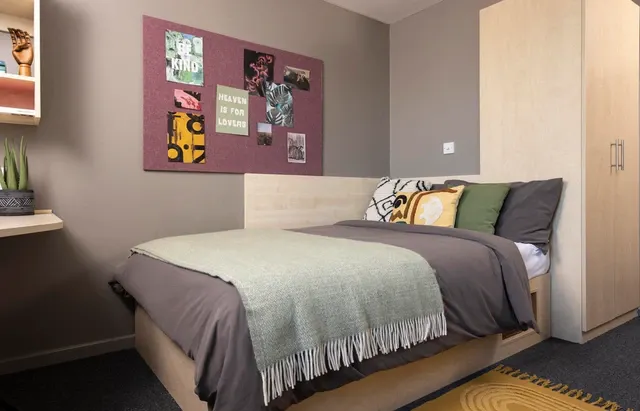 Ensuite Extra Large High Double room image 2
