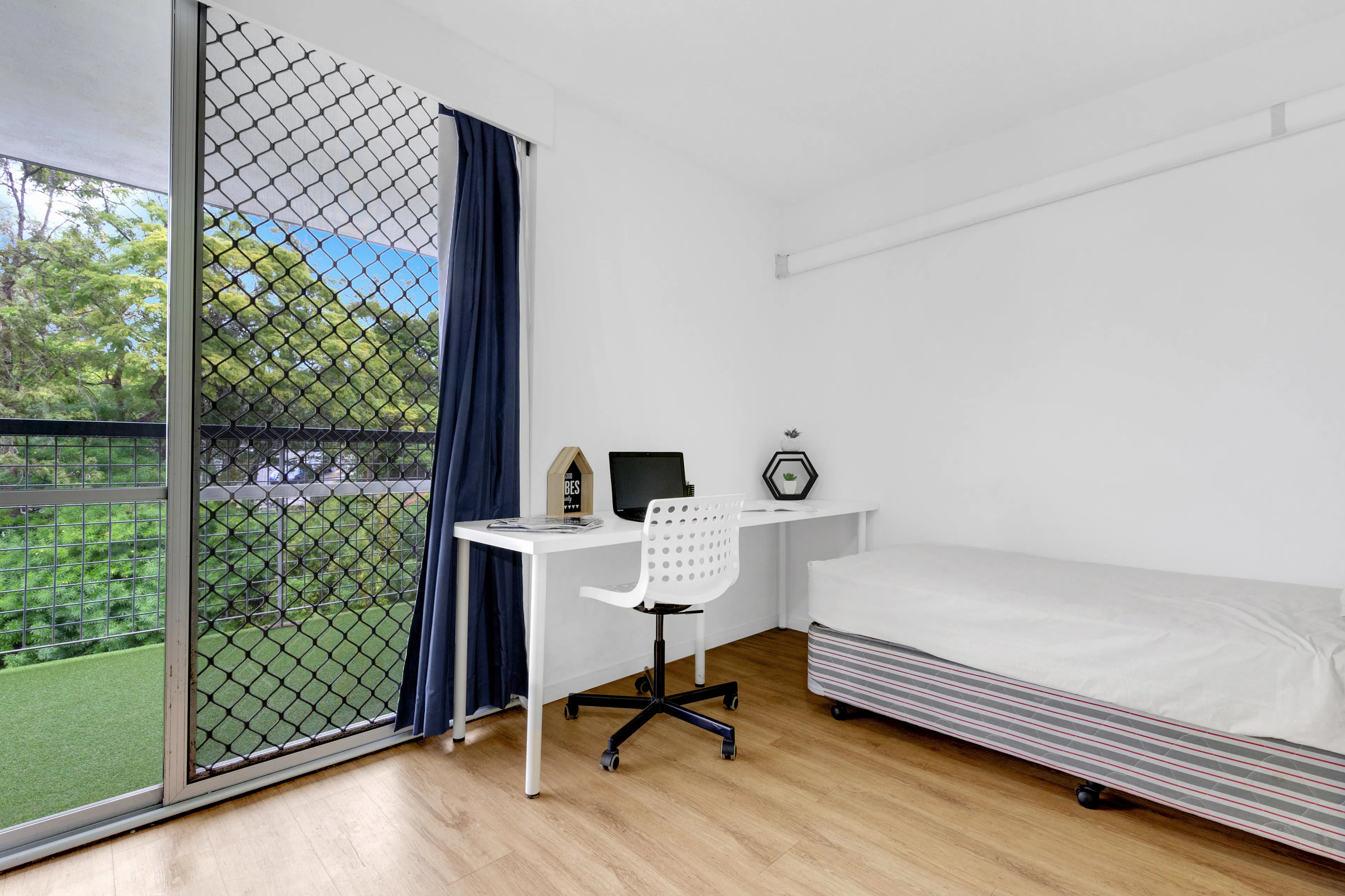 Top Floor Apartment - Stunning Views ROOM 1
