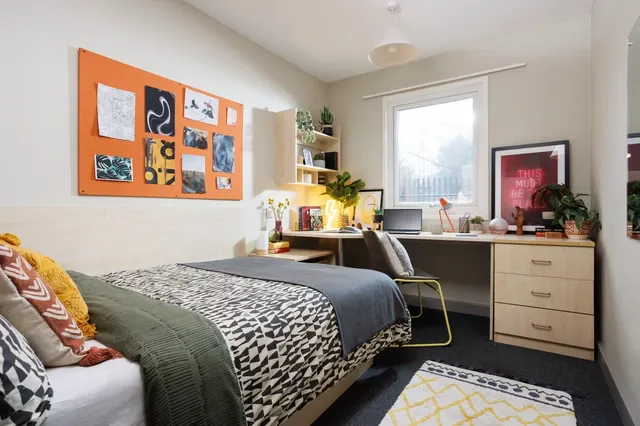 Ensuite: Two Bed Flat Large Standard Double room image 2