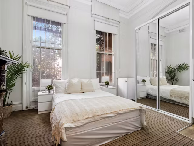 4-carlton-sydney-Room 2-1