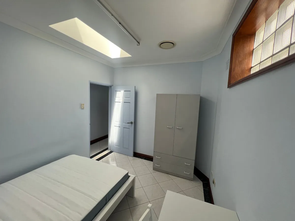 Room 4 (bed 1) ROOM